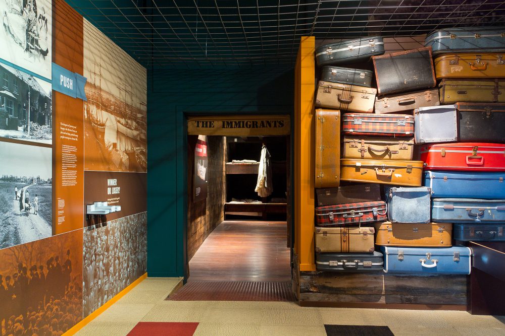 immigrants_bags_2560