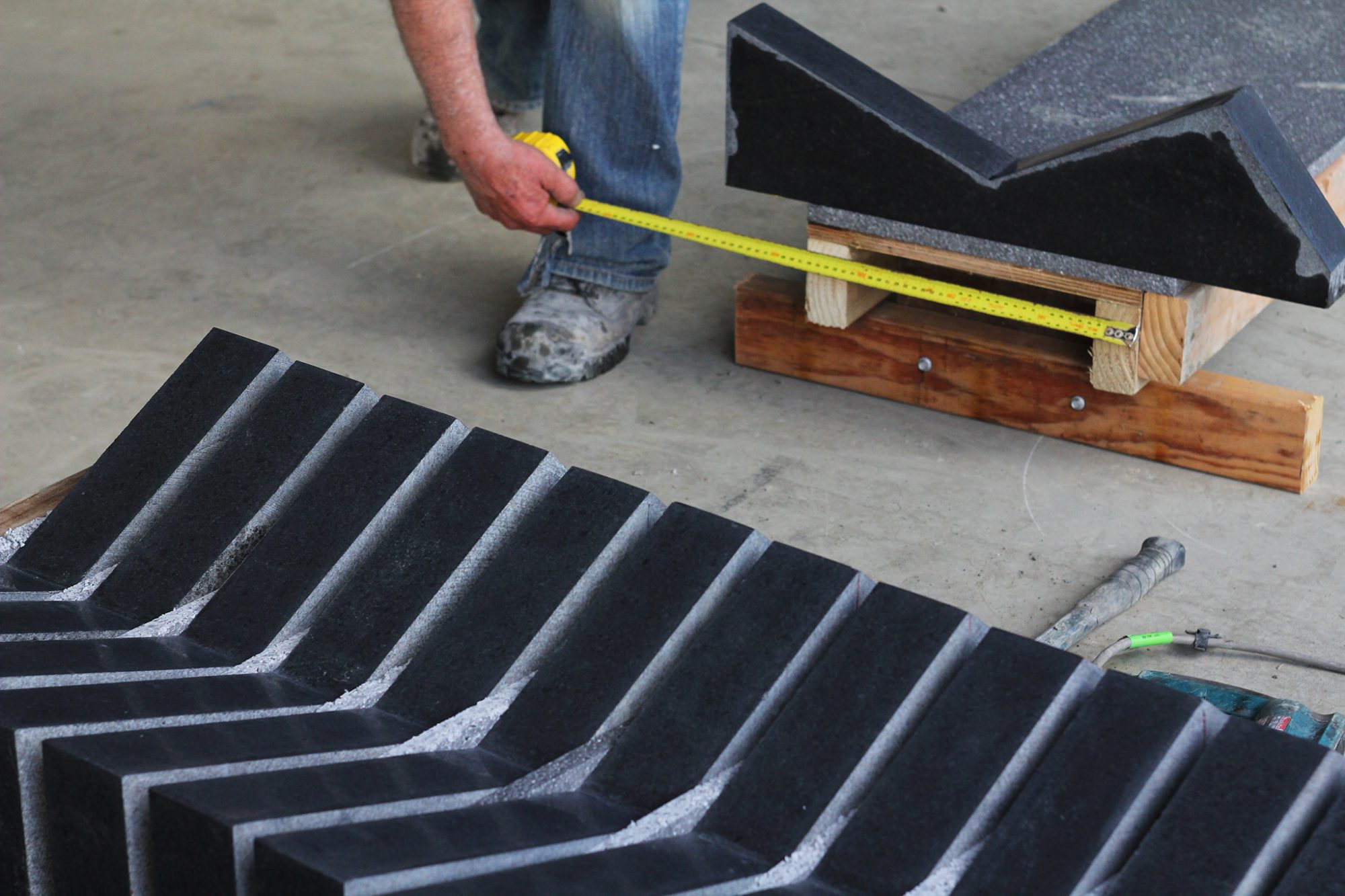 Preparing the transport of the granite elements to the site